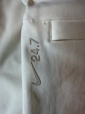 NWT Nike 24.7 Dri-Fit Men's pants Off-White Chino/GOLF Pants. 36x32.